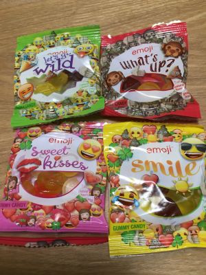 もも末吉さん[3]が投稿した絵文字グミ emoji all stars gummy mixの写真