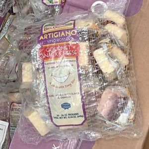 BFLGIOIOSO VINO ROSSO SNACKING CHEESE 赤ワイン漬けチーズ