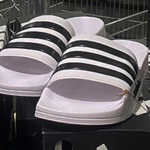 アディダス アディレッタ サンダル